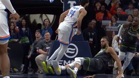 ▲戈貝爾（Rudy Gobert）（下）出腳絆倒威廉斯（Kenrich Williams）。（圖／翻攝自露天看台體育推特影片）