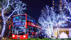 晶華「耶誕特快車‧全包式親子郵輪假期」將帶領房客乘坐敞篷觀光巴士遊車河、飽覽聖誕街景。（圖／飯店業者提供）