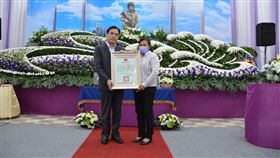 戰死烏克蘭曾聖光告別式  原民會追頒一等專業獎章花蓮青年曾聖光加入烏克蘭志願軍戰死沙場，在外交部協助下，家人11月底前往烏克蘭接回骨灰，4日在花蓮舉行告別式，原民會主委夷將．拔路兒（左）頒原住民族一等專業獎章，由曾聖光母親（右）受獎。中央社記者李先鳳攝  111年12月4日