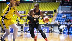 ▲鈦強（Terrence Jones）拿下全場最高33分外加11籃板，助鋼鐵人中止6連敗。（圖／翻攝自PLG官方臉書）