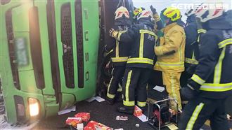 基隆港西聯外道路貨櫃車翻覆！　駕駛慘死