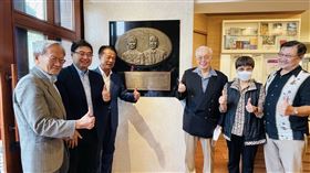 光寶創辦人宋恭源與阮豊瑛伉儷支持設立的「阮位紀念圖書館」今舉辦浮雕揭幕典禮。（圖／新港文教基金會提供）