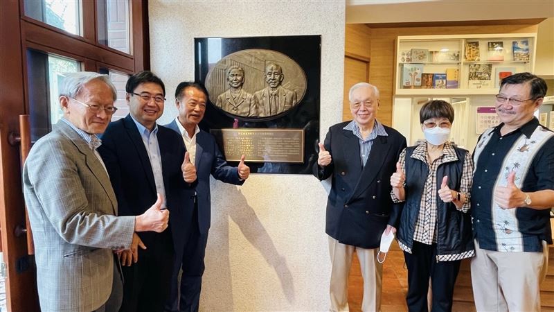 嘉義阮位浮雕揭幕！宋恭源大讚：閱讀典範