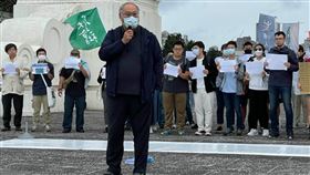 李明哲聲援白紙運動多個公民團體4日下午在自由廣場發起聲援白紙運動的行動，曾被中國關押5年的李明哲（前）到場聲援，他說聲援這項行動的最大的意義，是讓更多台灣人認清中國政府真實的現況。中央社記者吳柏緯攝  111年12月4日