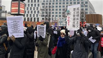 白紙革命蔓延柏林！中國學生嗆習近平下台