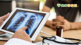 根據研究數據顯示，免疫療法合併化學治療針對擴散期的小細胞肺癌，可有效提高一年存活率，兩年及三年存活率也比過去進步許多。