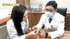 藝人許鈞鈞也分享到檢查的過程，只會覺得喉嚨有點癢癢的，不過等鏡頭進入胃後就消失了，而且過程中可以直接跟醫生做立即性的討論，透過內視鏡的監測螢幕可以立刻看到自己胃部的健康狀況。