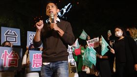 吳怡農劍南路站街講（1）民進黨台北市立委參選人吳怡農（前左）4日晚間來到台北捷運劍南路站外，進行街頭演講。中央社記者吳家昇攝  111年12月4日
