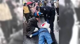 男子告白失敗後直接躺平。（圖／翻攝自微博）