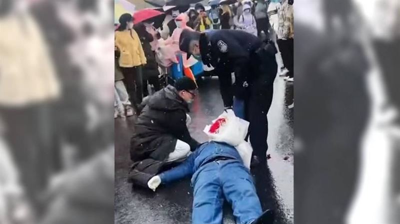 捧鮮花告白正妹直播主　他慘被打槍秒躺平