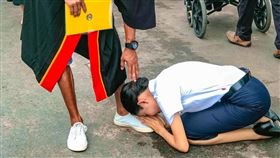 正妹畢業典禮跪了！對男子行「五體投地大禮」原因曝光看哭網友。（圖／翻攝自泰國清邁象臉書）