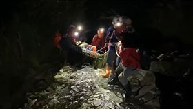 畢祿山，女山友，墜落邊坡，搜救人員漏夜搜救(圖／南投縣消防局提供)