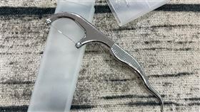 網友買「不鏽鋼牙線」，發現中間的線是「不鏽鋼絲」。（圖／翻攝自小廢物俱樂部 臉書）