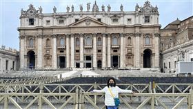 徐巧芯貼出照片，表示自己去梵蒂岡問天主，祢有沒有跟一個叫做陳建仁的聖騎士說，有個叫做鄭運鵬的是好人，要支持他？（圖／翻攝自徐巧芯臉書）