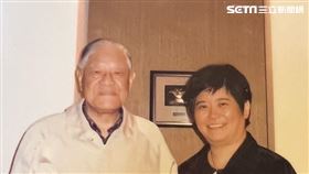 王長怡博士（右）於2007年與李登輝前總統（左）於李前總統府邸合影。（圖／聯亞生技提供）