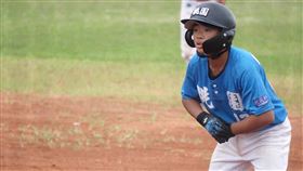 吳昀熹敲3分砲超前比數  率桃園威力盃少棒晉4強威力盃少棒賽8強桃園市與台北市隊交手，桃園市比賽前半段落後，4局靠著吳昀熹（圖）3分砲超前比數，終場以12比5拿勝晉級4強。中央社記者謝靜雯攝  111年12月5日