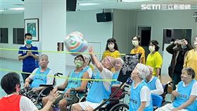 ▲坐在輪椅上的長輩活力十足，上場認真比賽，其餘時間就給對手比倒讚。（圖／在台灣的故事）