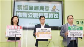 民進黨團要求全國大掃黑  推選罷法修法民進黨立法院黨團幹事長羅致政（中）、副幹事長林靜儀（左）及黃世杰（右）5日召開「積極回應民意，推動公職排黑修法」記者會表示，將提案修正選罷法，增訂曾犯組織犯罪防制條例等5種情事不得登記成為候選人，並要求進行全國大掃黑、肅槍及緝毒。中央社記者郭日曉攝  111年12月5日