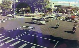 台中小客車闖紅燈撞2輛機車，2騎士一命危一重傷。（圖／民眾提供）