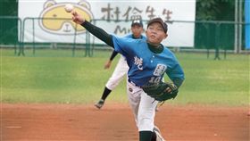 威力盃桃園市許邵傑好投壓制  率隊晉級冠軍戰2022年花蓮台彩威力盃少棒賽5日桃園市隊4強與新北市隊交手，桃園市隊許邵傑（前）先發4局好投壓制，率隊晉級冠軍戰。中央社記者謝靜雯攝  111年12月5日