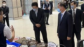 警政署長黃明昭視察保三總隊破獲3000公斤喵喵毒咖啡包原料案。（圖／記者李依璇攝影）