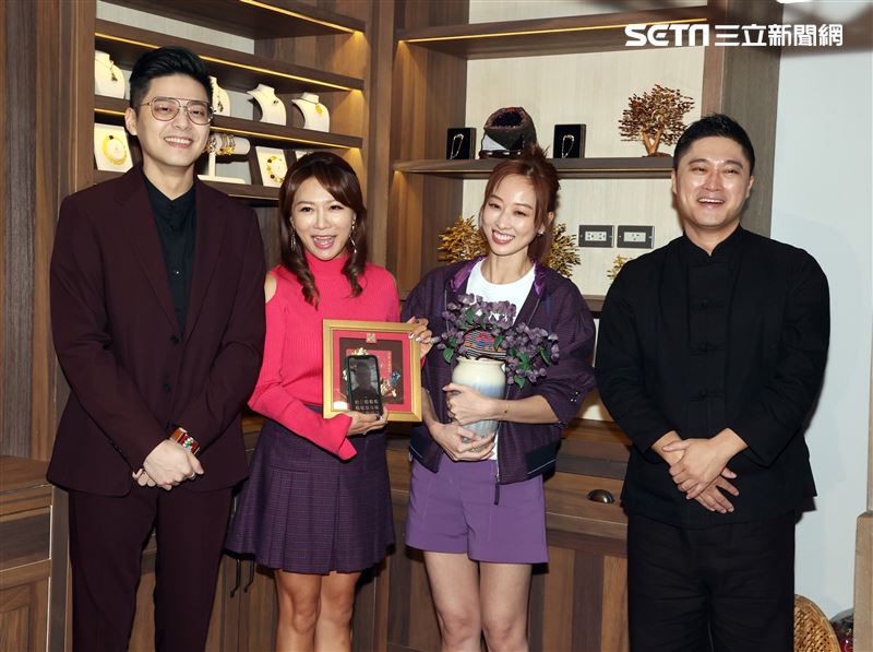 佩甄、夏語心主持就醬開運吧。（記者邱榮吉/攝影）