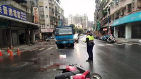 ▲新北市土城發生一起車禍，李姓女機車騎士先被小客車追撞倒地，李女一度想從地上爬起，後方大貨車追撞小客車，小客車被推往前輾過李女。（圖／翻攝畫面）