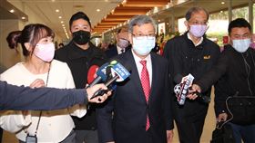 媒體追問內閣改組話題  陳建仁不回應前副總統陳建仁（前中）5日出席國家衛生研究院新任院長司徒惠康就職典禮，媒體提問是否會接任閣揆，陳建仁只說謝謝，不予回應。中央社記者管瑞平攝  111年12月5日