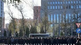 江澤民遺體火化（2）已故中共總書記江澤民的遺體，5日上午由現任總書記習近平等領導人護送到八寶山革命公墓火化，沿途並有各機關人員佇立致哀。（北京民眾提供）中央社記者邱國強北京傳真  111年12月5日