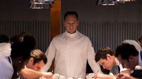 《五星饗魘》雷夫范恩斯。（圖／迪士尼提供）