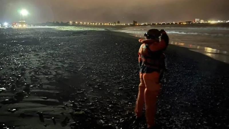 花蓮溪口捕鰻苗遭大浪捲走！1獲救1失蹤