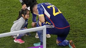 日本PK戰出局隊長淚崩，女兒上前為他拭淚感動人。（圖／美聯社／達志影像）