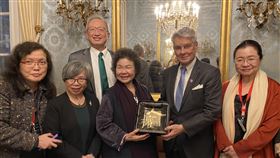 陳菊致贈人權紀念品給李察人權委員會主委陳菊感謝李察與法國政府對台灣的民主人權的支持，贈送李察（右2）人權紀念品。中央社記者曾婷瑄巴黎攝  111年12月6日