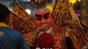 ▲太子元帥手持奶嘴（圖/大甲鎮瀾宮粉絲專頁）