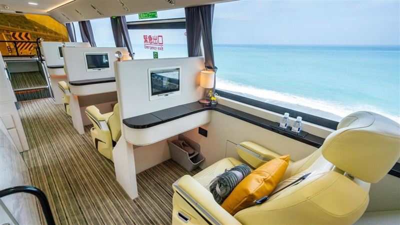 全球首部頭等艙遊覽車！有按摩椅、酒吧台