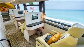 全球首部頭等艙遊覽車！有按摩椅、酒吧台