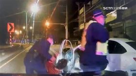 車撞分隔島冒煙還逃! 通緝犯遭警拽下車逮捕