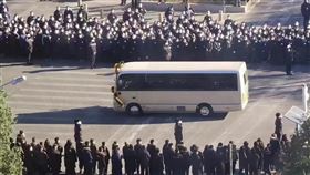 江澤民遺體火化（1）已故中共總書記江澤民的遺體，5日上午由現任總書記習近平等領導人護送到八寶山革命公墓火化，沿途並有各機關人員佇立致哀。（北京民眾提供）中央社記者邱國強北京傳真  111年12月5日