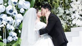 ▲張檬與金恩聖在今年11月舉辦婚禮。（圖／翻攝自張檬微博）