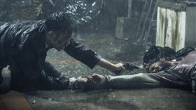 李淳（左）和池內博之（右）有打鬥戲。（圖／華映提供）