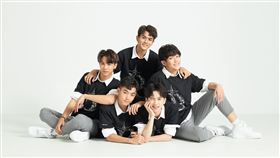 須弘道（圖中）身為「AcQUA源少年」年齡最小的成員，除了緊跟演藝行程與培訓安排外，課業上也是一點也不鬆懈。（圖／凱渥提供）