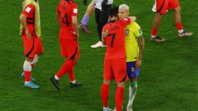 理查利森與孫興慜相擁。（圖／路透社／達志影像）