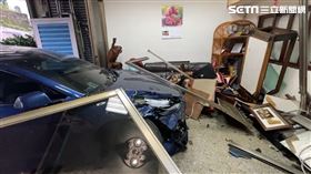 特斯拉,衝進民宅,撞毀,基隆,翻攝畫面