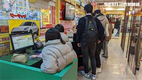 大學生出動！彩券行人山人海　業者曝今晚世足搶押「這2國」　世足　運彩　（圖／記者戴玉翔攝影）