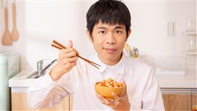 培根先前喊日本贏德國請粉絲吃和牛，湧進7500粉絲留言。（圖／翻攝自raopeisheng IG）