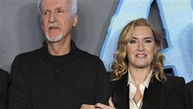 凱特溫斯蕾（右）和詹姆斯卡麥隆（左）時隔25年再度合作。（圖／美聯社／達志影像）