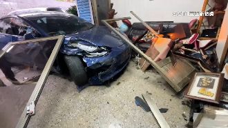 百萬特斯拉撞民宅！屋主險挨撞：嚇到手抖