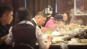 11月外食費創近半年最小漲幅（1）行政院主計總處6日公布，11月消費者物價指數（CPI）年增率為2.35%，創下9個月來最小漲幅，民眾最有感的外食費也創下近半年最小漲幅；主計總處官員表示，這波外食費漲勢已有趨近尾聲的跡象。圖為新北市樹林區火鍋店用餐人潮。中央社記者王騰毅攝  111年12月6日