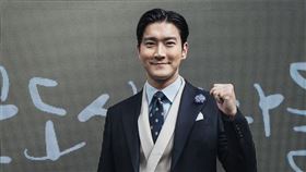 崔始源「鬚髮合一」新造型逗笑眾人。（圖／friDay影音提供）