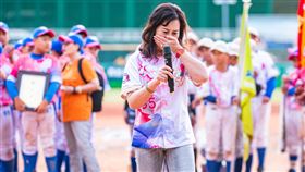 志工獻花讓師母謝榮瑤感動落淚。（圖／徐生明棒球發展協會提供）